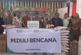 BSI saat Serahkan Bantuan Tanggap Darurat Banjir Aceh Singkil