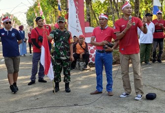Babinsa Koramil Ngrambe saat Amankan Jalan Sehat Serentak dan Lomba Gema Parut Tingkat Dusun