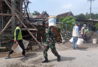 Babinsa Sambirejo saat Gotong Royong Bangun TPA