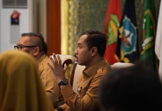 Kepala Badan Perencanaan Pembangunan Daerah (Bappeda) Provinsi Kepulauan Riau Aries Fariandi dalam Rapat Tim Koordinasi Penanggulangan Kemiskinan (TKPK) di Gedung Daerah, Selasa (25/11/2025).
