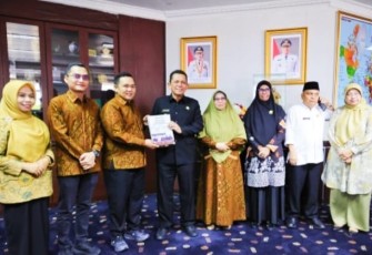 Bawaslu Provinsi Kepri saat Kembalikan Sisa Dana Hibah Pilkada Rp20,2 Miliar.
