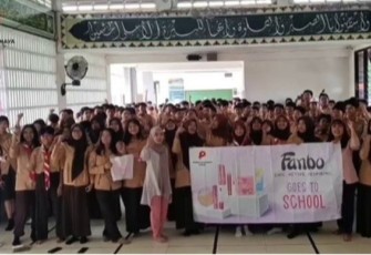 Beauty Class dan Content Creator Roadshow Fanbo x Priska Sahanaya di SMK Bunda Kandung