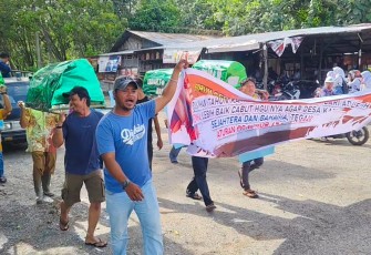 Warga Brohol saat menggelar aksi demonstrasi di depan kantor PT EMHA
