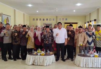 Bupati Bintan saat Buka Sosialisasi Bijak dalam Bersosmed 