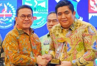 Bupati Bintan Roby Kurniawan menerima penghargaan yang diserahkan langsung oleh Menteri Perdagangan RI, Budi Santoso,di Auditorium Kemendag RI, Jakarta, Kamis (27/11/2025).
