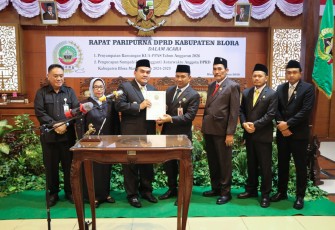 Bupati Blora Arief Rohman menyerahkan dokumen rancangan KUA dan PPAS kepada Ketua DPRD Blora Mustopa.