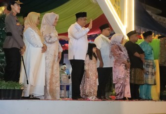 Bupati Roby saat Lepas Kendaraan Hias Peserta Pawai Takbir Idul Fitri 1446 H.