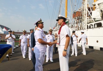 Komandan Kapal CSN Esmeralda, Kapten Andres Gallegos, memimpin rombongan delegasi Angkatan Laut Chile dalam kunjungan persahabatan ini. 
