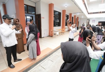 Mensos Saifullah Yusuf saat mengunjungi SRMP 16 Malang, Senin (8/9)