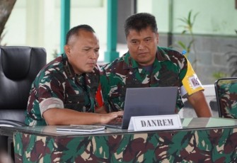 Danrem 081/ DSJ Kolonel Arm Untoro Hariyanto bersama Dandim 0805/Ngawi Letkol Arh Setu Wibowo (kanan) saat latihan posko I simulasi penanganan gempa di Makorem, Rabu (10/9)