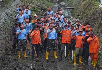 Bakti Teritorial Prima Bersihkan Sungai Cilimus