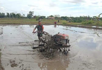 Olah lahan pertanian petani desa binaan 