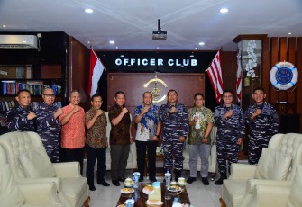 Pangkolinlamil Laksda TNI Rudhi Aviantara foto bersama Komisaris PT Bandar Krida Jasindo di Jakarta, Jum'at (12/9)