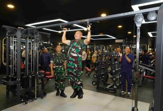 Pangdivif 2 Kostrad Mayjen TNI Susilo mencoba fasilitas fitnes, Minggu (14/9)