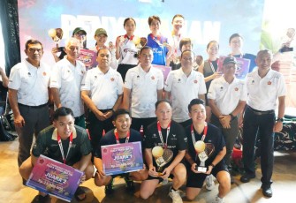 Pangdam Jaya Mayjen TNI Deddy Suryadi foto bersama pemenang Open Tournament Padel Piala Panglima TNI 2025, Minggu (14/9)