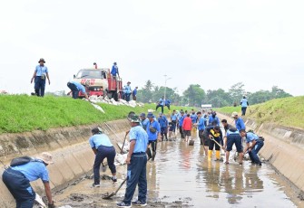Pembersihan saluran irigasi Banjar Cahyana desa Wirasaba, Sabtu (20/9)