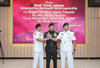 Mayjen TNI Rudy Saladin foto bersama usai pelantikan Kaskogartap III/Surabaya, Selasa (23/9)