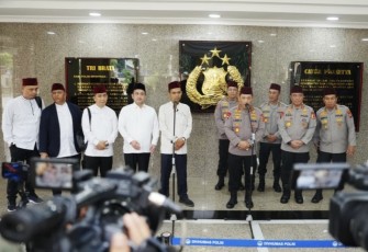 Ustad Abdul Somad bersama Kapolri saat konferensi pers di Jakarta, Jum'at (26/9)