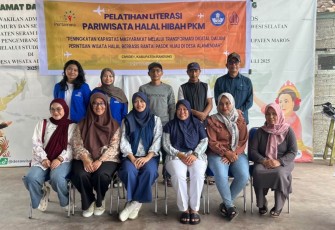 Mahasiswa UPER memberikan pelatihan pariwisata halal di desa Alamendah, Bandung