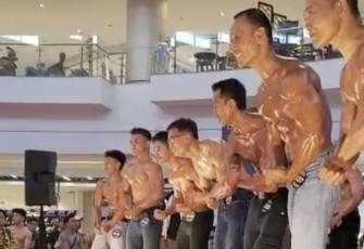 Fajar (037- Jeans Biru) saat performance di Alam Sutera Mall, Tangerang, Minggu (28/9)