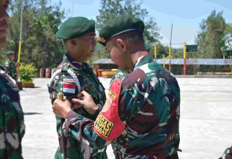 Dansatgas Pamtas RI-RDTL Sektor Barat Letkol Arh Endis Fahrul Rizal menyematkan pangkat prajuritnya, Rabu (1/10)