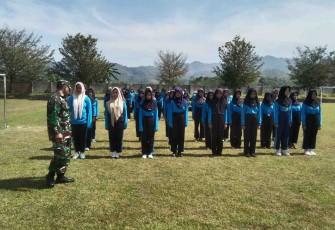 Latih siswa Peraturan Baris Berbaris 