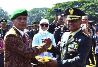 Danrem 083/Bdj Kolonel Inf Kohir berikan potongan tumpeng 