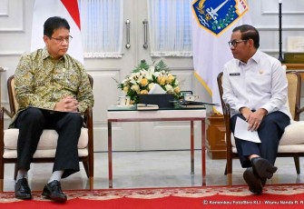 Menkeu Purbaya Yudhi Sadewa bersama Gubernur DKI Jakarta Pramono Anung di Jakarta, Selasa (7/10)