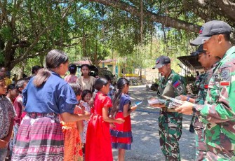 Pembagian alkitab di gereja St Bernandus Desa Naekake