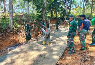Rabat Beton Dusun Krajan Desa Petunsinarang, Kamis (9/10)