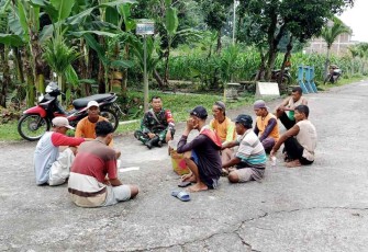 Komsos Babinsa bersama warga binaannya