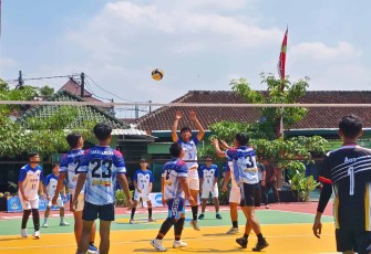 Turnamen Bola Voli Bupati Ngawi Cup 2025 di lapangan Makodim Ngawi, Kamis (9/10)