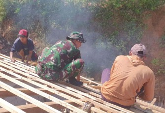 Pengerjaan atap rumah warga program TMMD ke 126 Kodim Pacitan