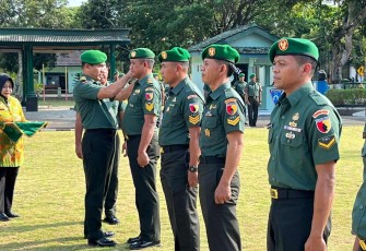 Kasdim 0801/Pacitan Mayor Inf Muhajir menyematkan kenaikan pangkat prajuritnya, Jum'at (10/10)