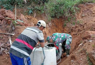 Pemasangan gorong-gorong di dusun Krajan, Sabtu (11/10)