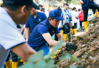Menteri LH Hanif Faisol Nurrofiq bersama Komunitas Sungai Cipinang di Jakarta, Sabtu (11/10)
