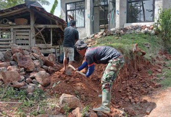 Pembuatan kamar mandi mushola Nurul Huda, Minggu (12/10)