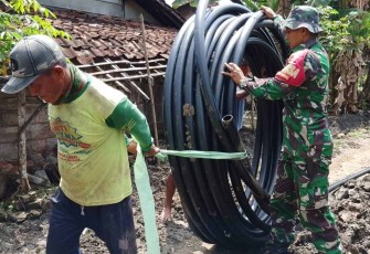 Pemasangan pipa air di wilayah desa binaan 