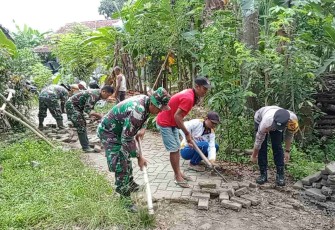Gotong royong perbaiki jalan wilayah desa binaan 