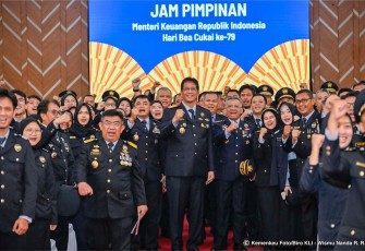 Menkeu Purbaya Yudhi Sadewa bersama jajaran Bea Cukai di Jakarta, Senin (13/10)