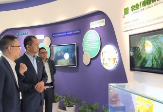 Mentrans Iftitah saat menerima pemaparan di Angel Yeast Co Tiongkok, Senin (13/10)