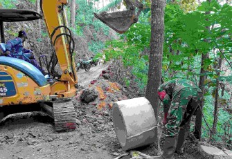 Pemasangan gorong-gorong di dusun Krajan, Sabtu (18/10)