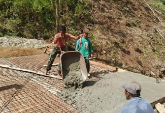 Pengecoran jembatan di dusun Krajan desa Petungsinarang 