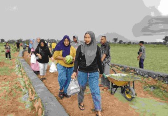 Emak-emak bawakan makanan untuk Satgas TMMD Kodim Takalar 