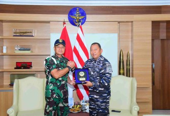 Pangkolinlamil Laksda TNI Rudhi Aviantara menerima cenderamata Danpuspomal, Selasa (21/10)