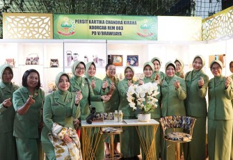 Ketua Persit Daerah V/Brawijaya Ny Vira Rudy Saladin foto bersama Persit Koorcab Rem 083 di Surabaya, Selasa (21/10)