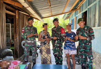 Warga sukarela menyerahkan senjata dan amunisi di perbatasan 