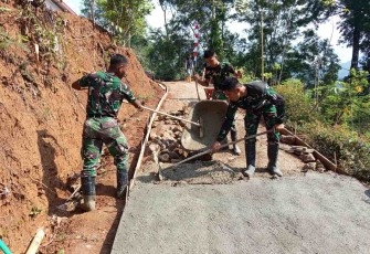 Pengecoran jalan rabat sasaran fisik TMMD ke 126 Kodim Pacitan 