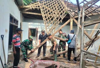 Atap rumah warga desa binaan roboh