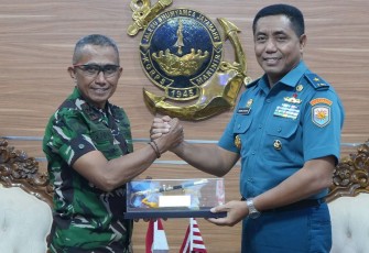Kas Koarmada III Laksamana Muda TNI Dr Hudiarto Krisno Utomo menerima cenderamata